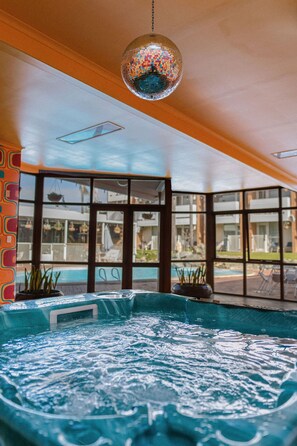 Bồn tắm spa trong nhà