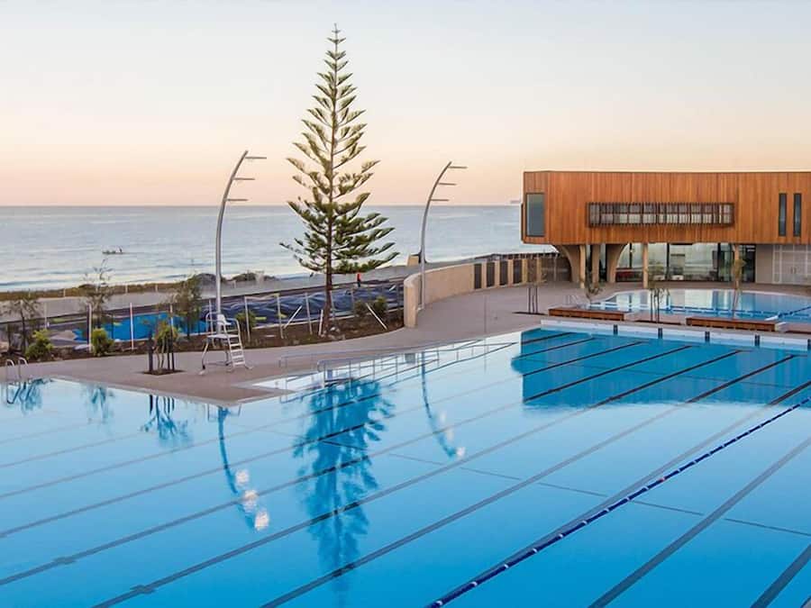 Pantai di sekitar dan pasir putih