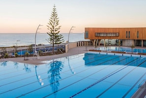 Una spiaggia nelle vicinanze, sabbia bianca
