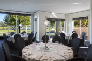 Breakfast and dinner served, international cuisine - The Carrington Hotel Shepparton (Shepparton)