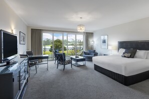 Executive Suite | Premium bedding, pillowtop beds, minibar, in-room safe