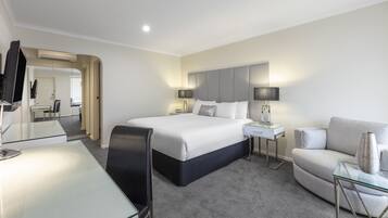 Deluxe King | Premium bedding, pillowtop beds, minibar, in-room safe