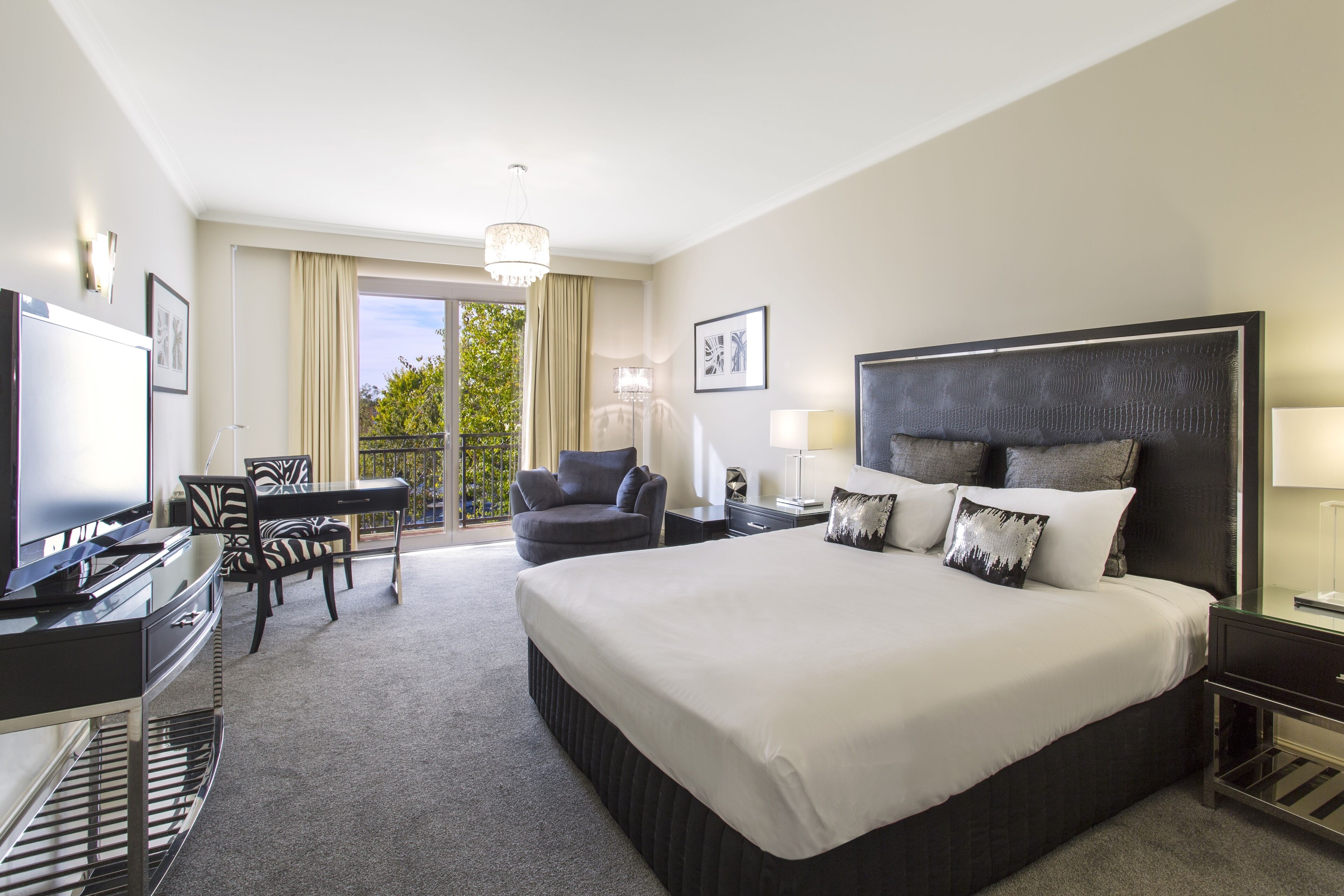 premium bedding, pillow-top beds, minibar, in-room safe