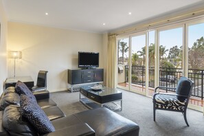 2 Bedroom Apartment | Wohnzimmer | 55-Zoll-LCD-Fernseher mit Satellitenempfang, Fernseher, Netflix