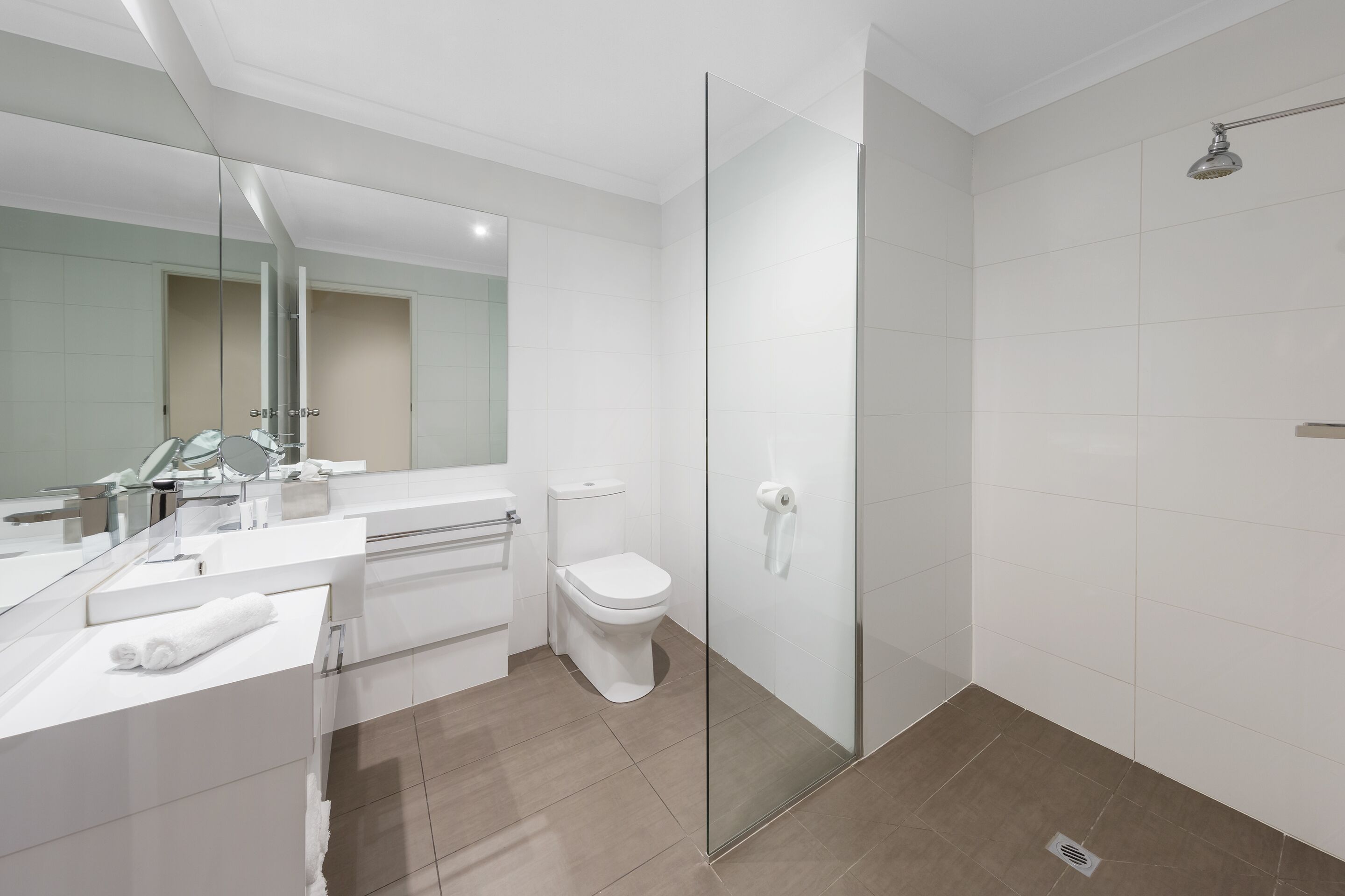 deluxe king | bathroom | free toiletries, hair dryer, towels