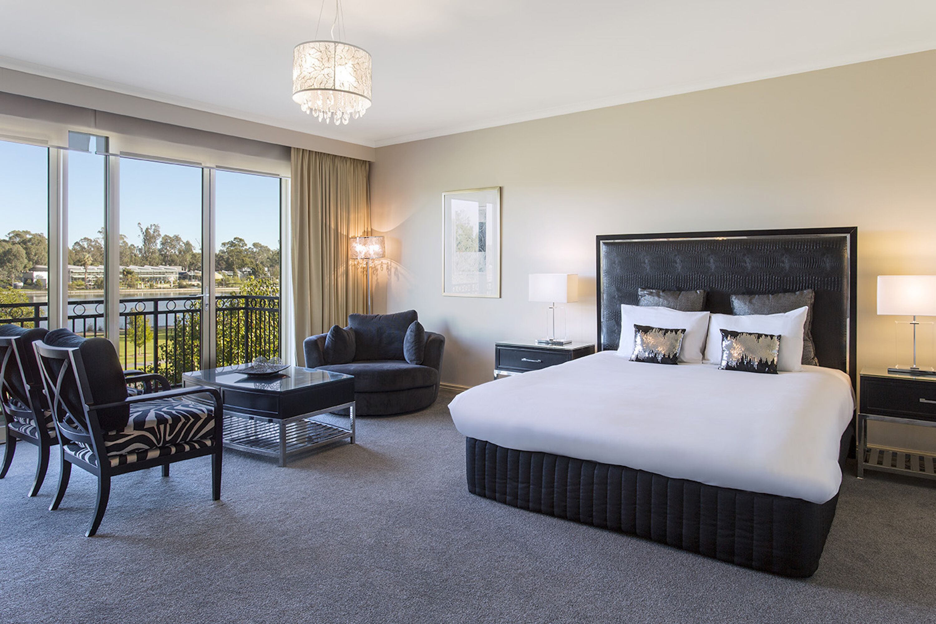 executive suite | premium bedding, pillow-top beds, minibar, in-room safe