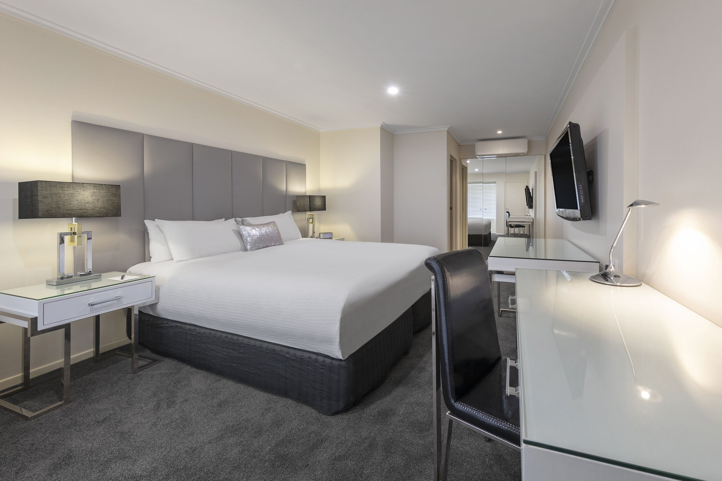 deluxe king | premium bedding, pillow-top beds, minibar, in-room safe