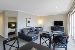 2 Bedroom Apartment | Khu phòng khách | TV LCD 55-inch có truyền hình vệ tinh, TV, Netflix 