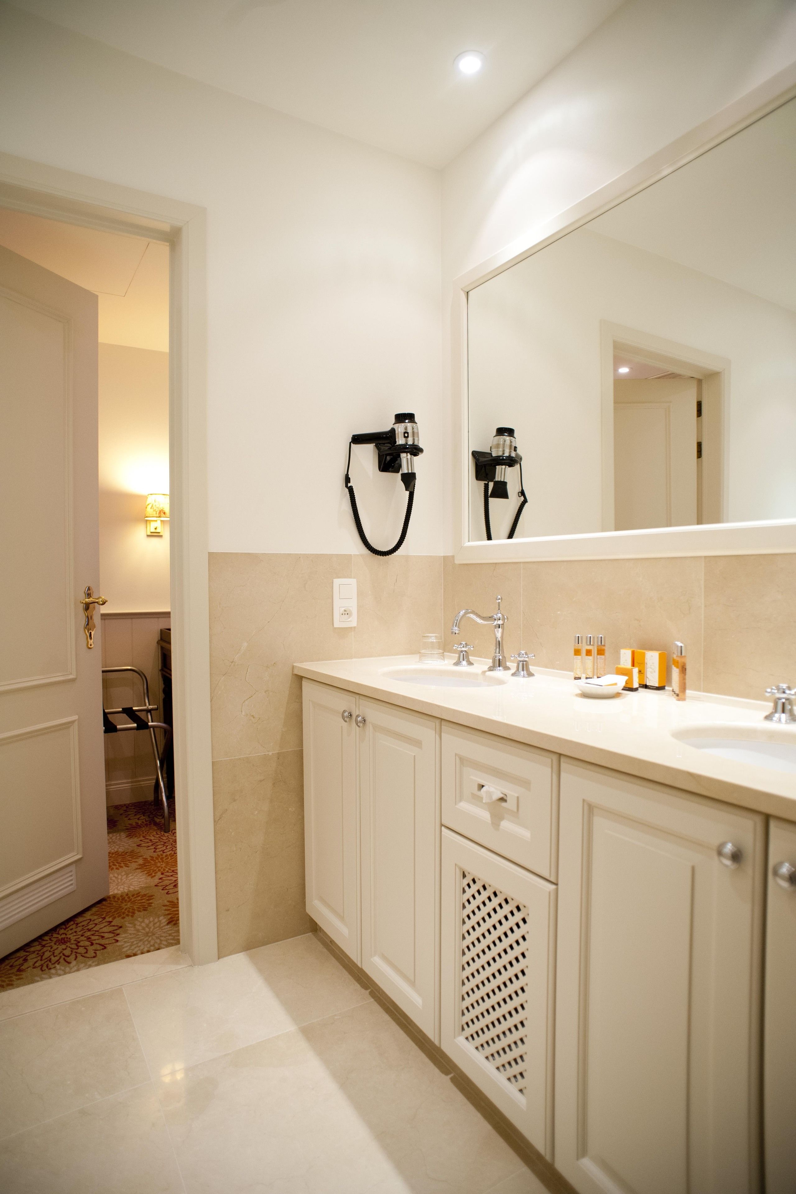 executive room | bathroom | free toiletries, hair dryer, towels, soap