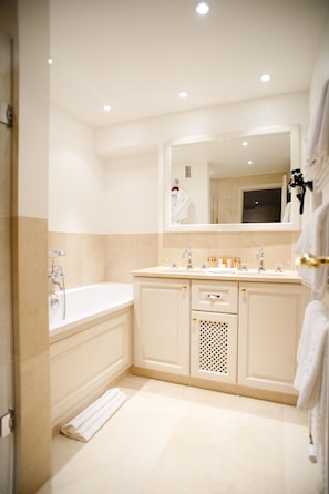 Executive Room | Bathroom | Free toiletries, hair dryer, towels, soap