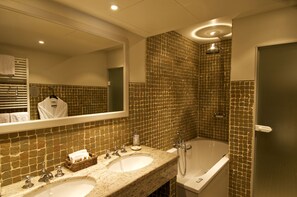 Habitación ejecutiva | Baño | Artículos de higiene personal gratuitos, secador de pelo y albornoces