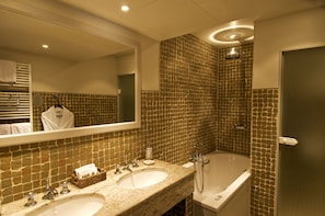 Chambre Exécutive | Salle de bain | Articles de toilette gratuits, sèche-cheveux, serviettes fournies, savon