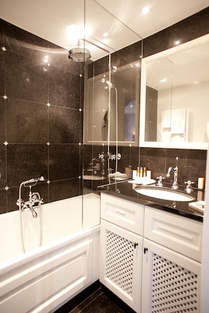 Classic Room | Bathroom | Free toiletries, hair dryer, towels, soap
