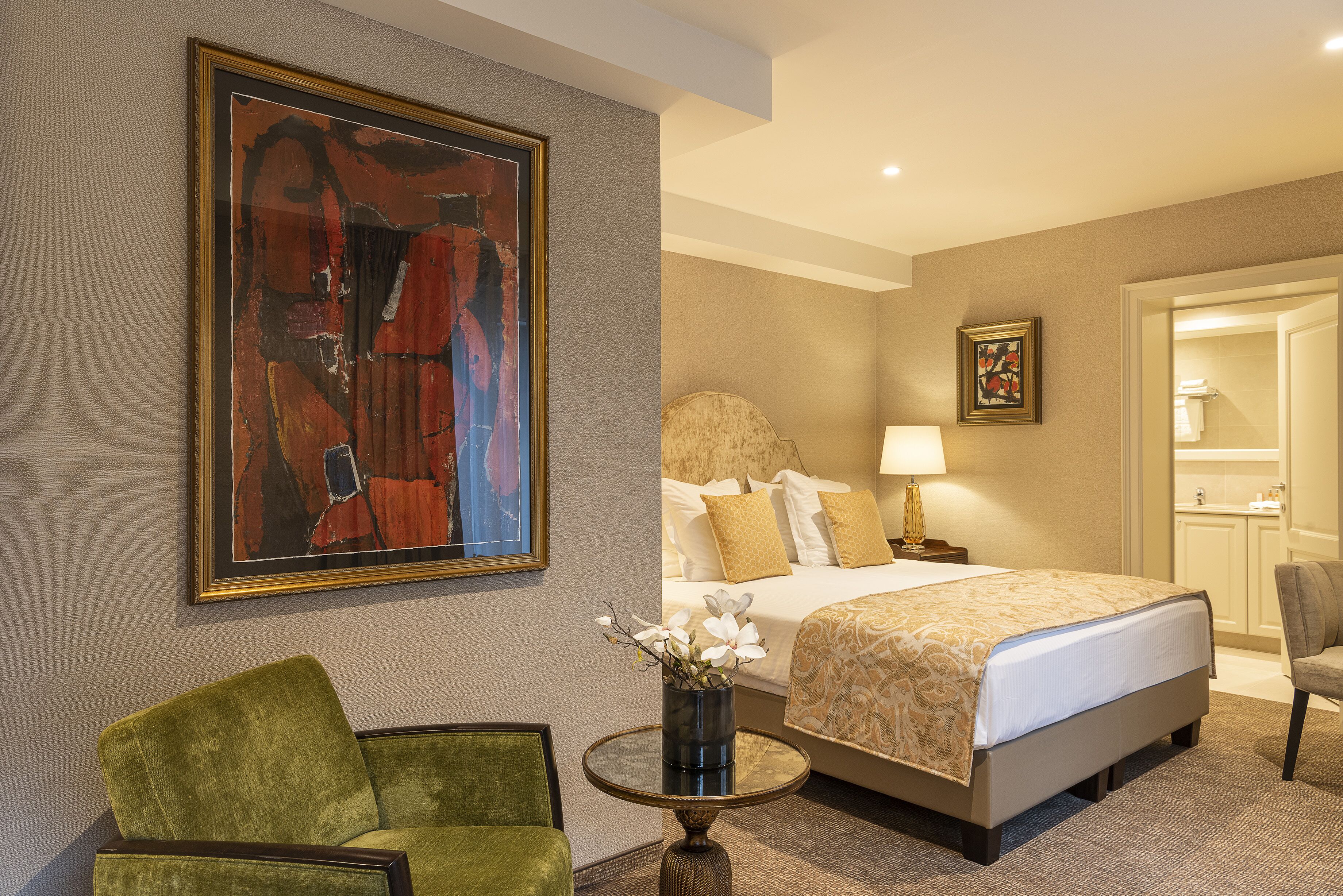 executive room | hypo-allergenic bedding, pillow-top beds, in-room safe