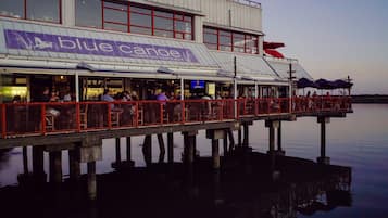 Un restaurante frente al mar con terraza y vistas al agua.