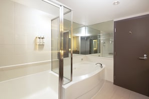 Suite, 1 King Bed with Sofa bed | Bathroom | Combined shower/tub, eco-friendly toiletries, hair dryer, towels - Holiday Inn Vancouver Airport- Richmond by IHG (Richmond)
