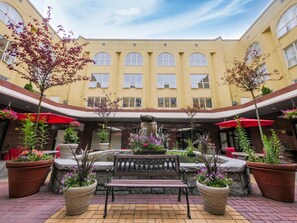 Courtyard - Harrison Lake Hotel (Harrison Hot Springs)
