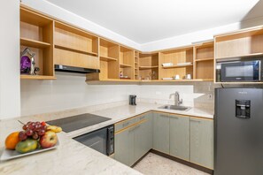 Full-sized fridge, microwave, stovetop, coffee/tea maker