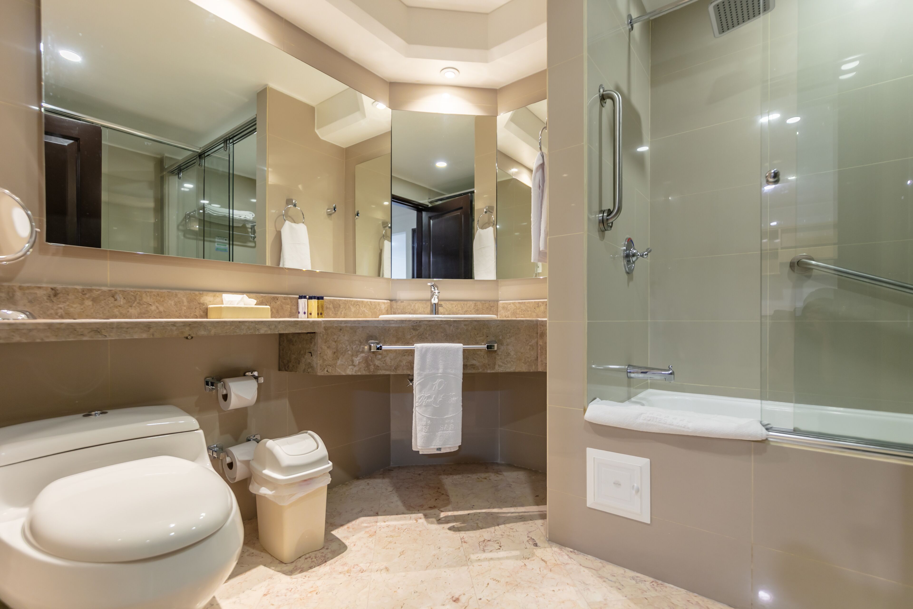 business room, 1 king bed, kitchen | bathroom | combined shower/bathtub, free toiletries, hair dryer, bathrobes