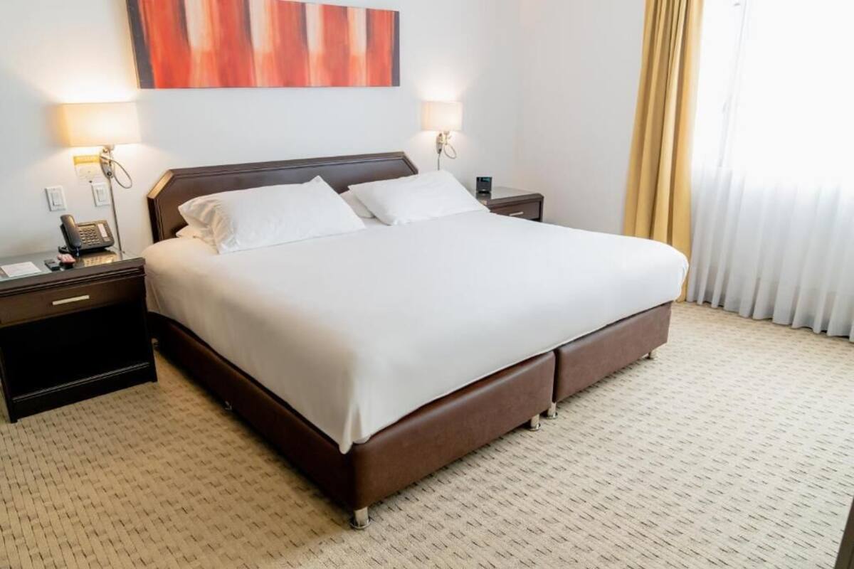 Suíte de dois quartos | Roupas de cama premium, frigobar, cofres nos quartos