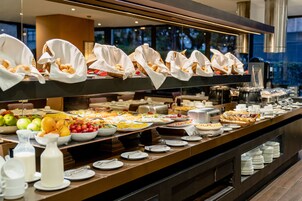 Colazione a buffet, servita tutte le mattine (55000 COP a persona) 