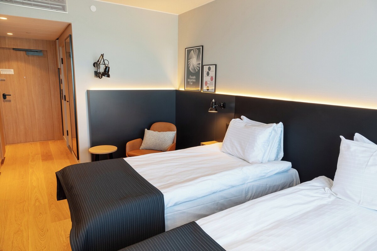 Standard-huone, 2 yhden hengen sänkyä (Top Floor) | Minibaari, tallelokero huoneessa, työpöytä, pimennysverhot