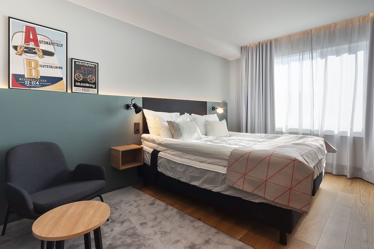 Standard Room, 2 Twin Beds, Accessible | Minibar, in-room safe, desk, blackout drapes