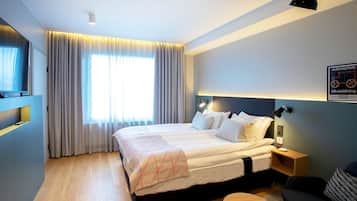 Rom – standard, 2 enkeltsenger, tilgjengelighetstilpasset | Minibar, safe på rommet, individuelt innredet og skrivebord