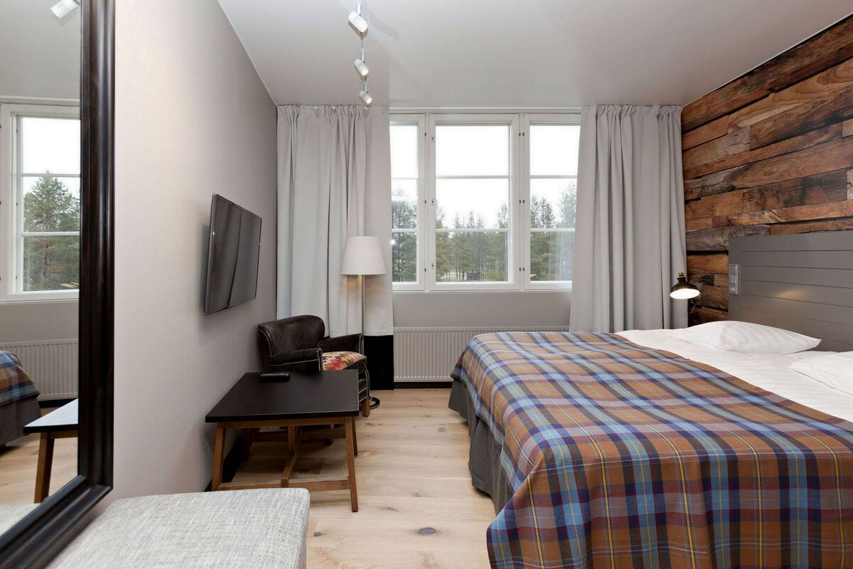 Desk, iron/ironing board, WiFi (free), bed sheets