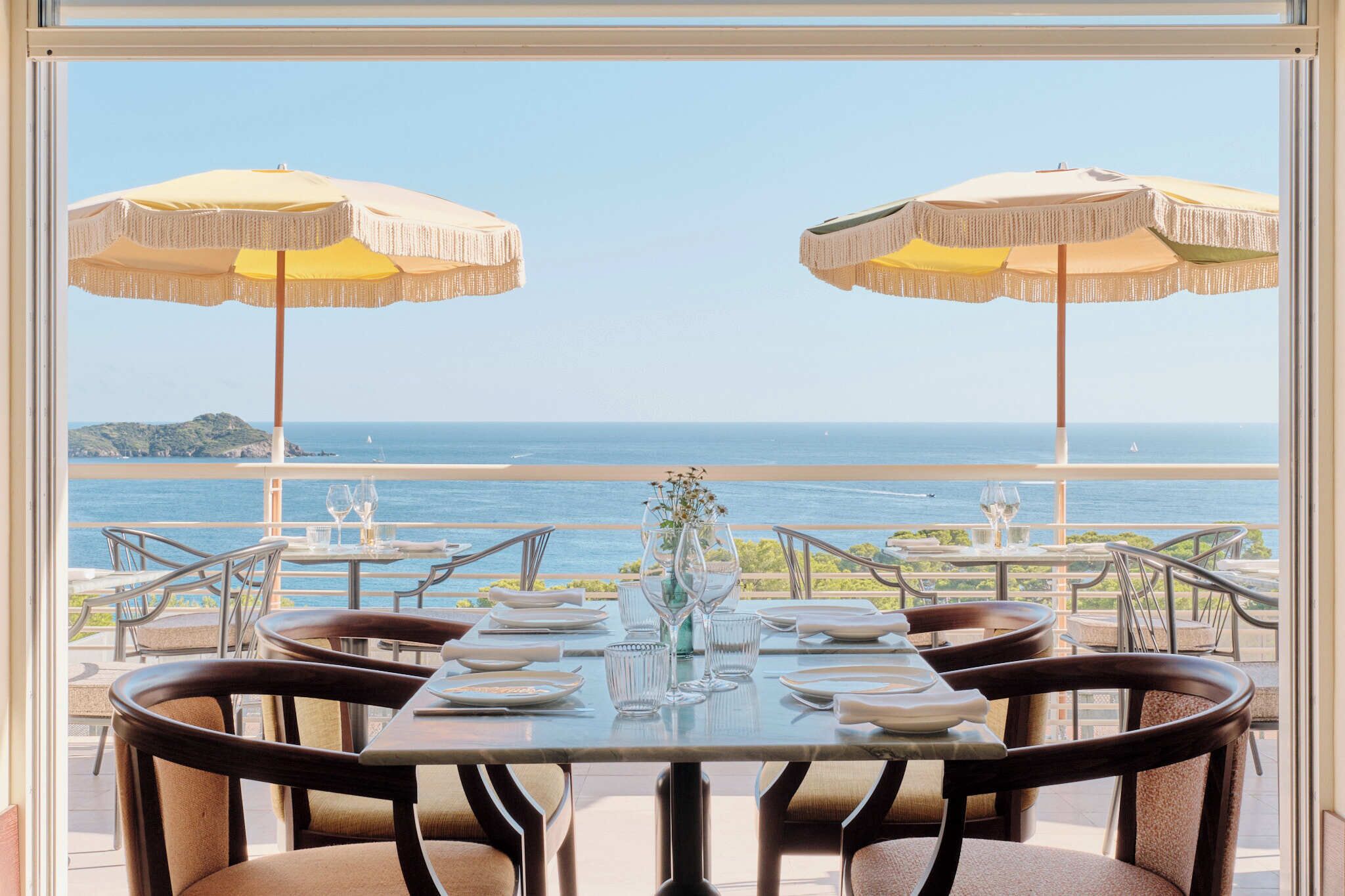2 restaurants servant le petit déjeuner, le déjeuner et le dîner