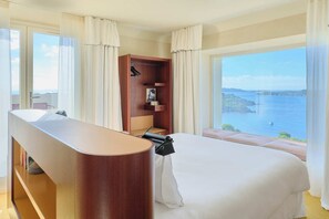 Premium bedding, in-room safe, desk, blackout drapes