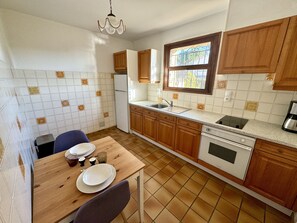 Studio, keittotila, näköala puistoon | Yksityinen keittiö | Jääkaappi