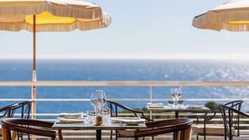 2 restaurants; ze serveren er ontbijt, lunch en diner