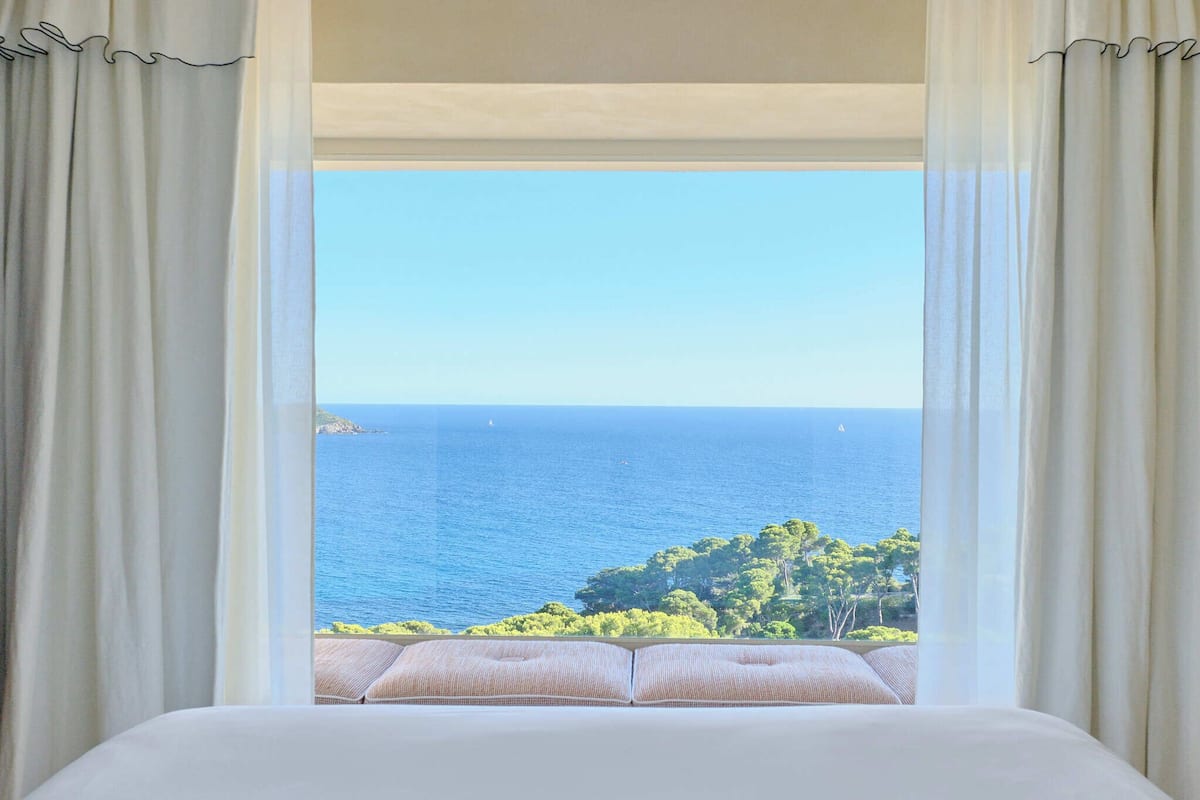Quarto premium | Roupas de cama premium, cofres nos quartos, escrivaninha