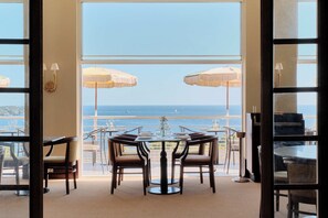 2 restaurants, breakfast, lunch, dinner served; French cuisine - Hotel Le Provençal (Hyères)