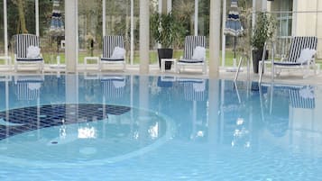 Piscine couverte, chaises longues