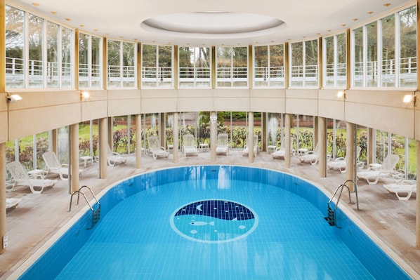 Indoor pool, pool loungers