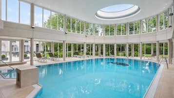 Indoor pool, sun loungers