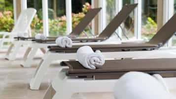 Piscine couverte, chaises longues