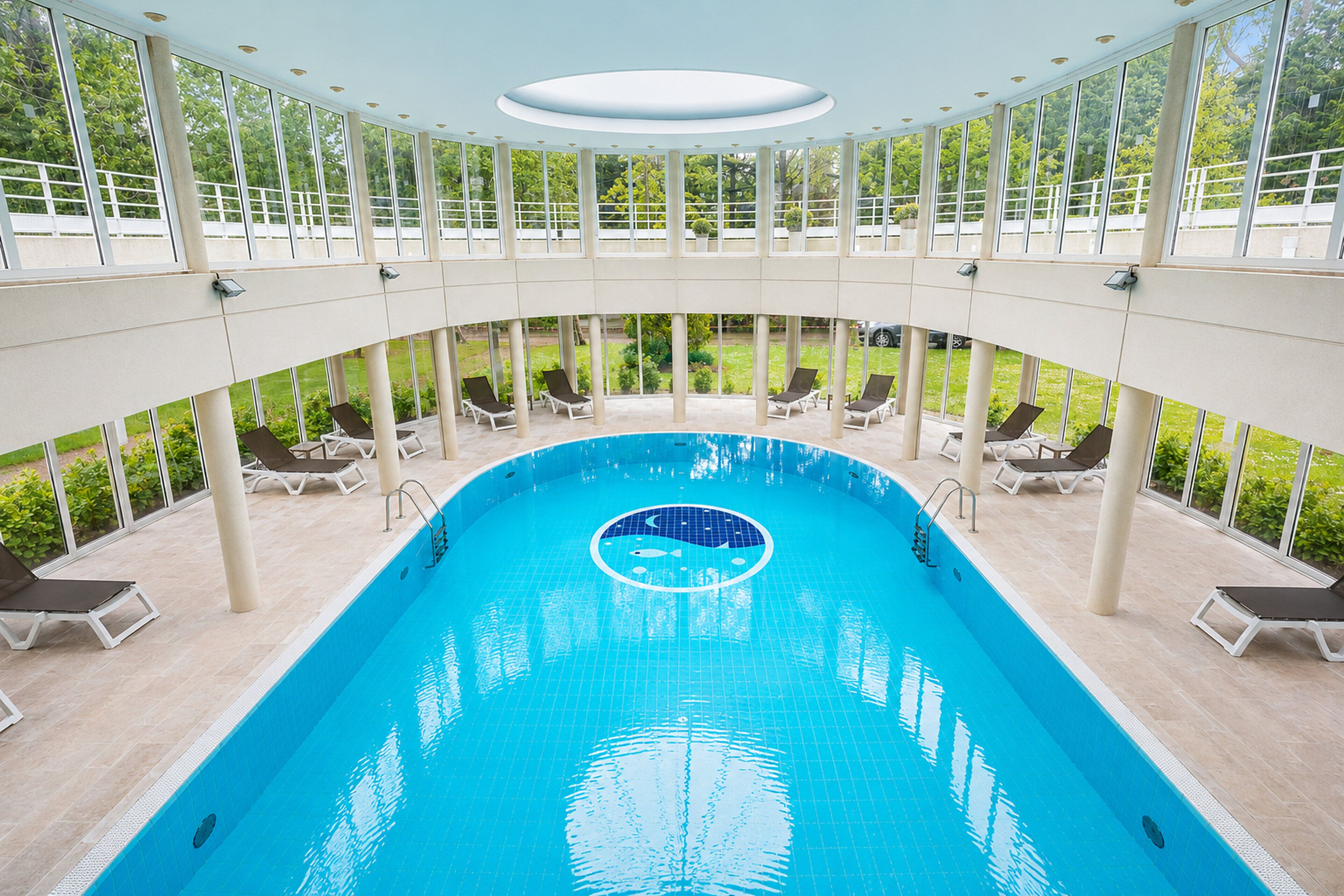 Piscine couverte, chaises longues
