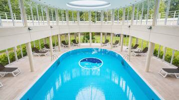 Piscine couverte, chaises longues