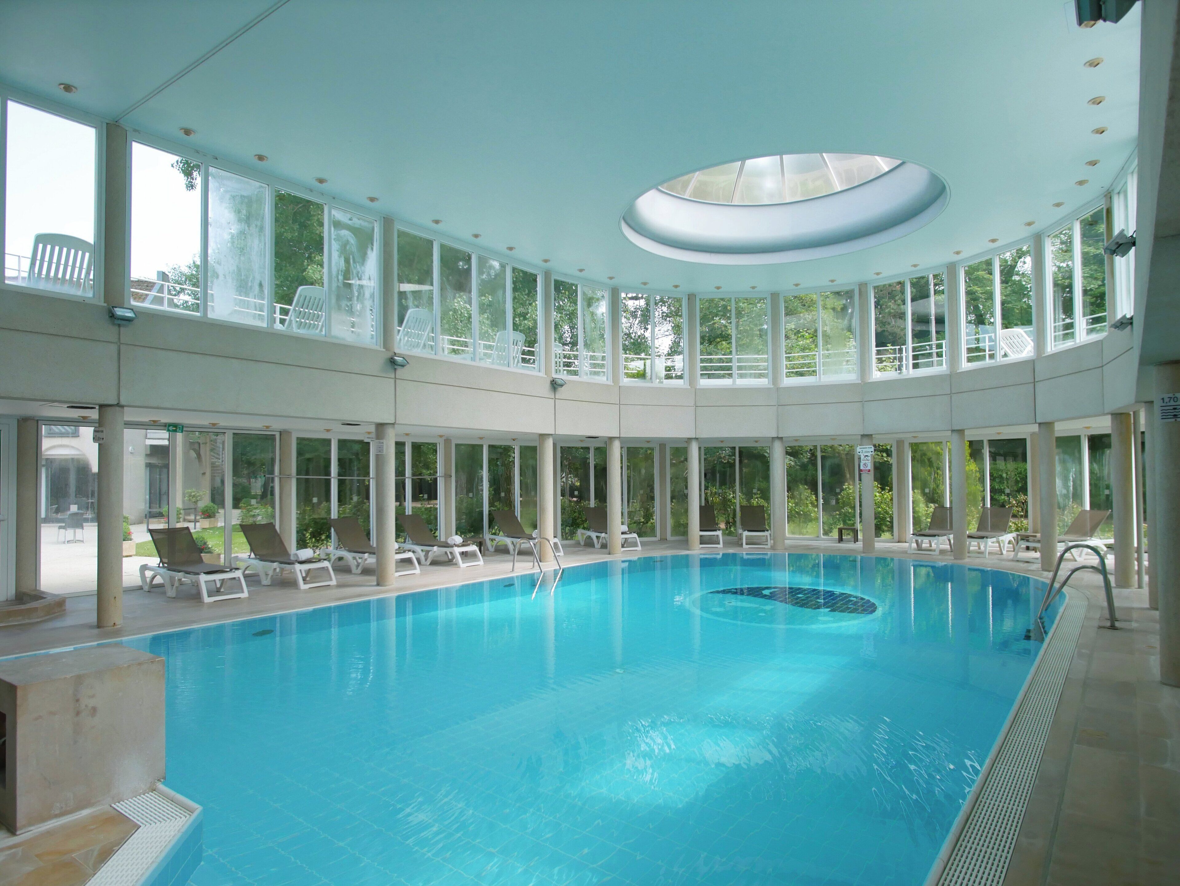Piscine couverte, chaises longues