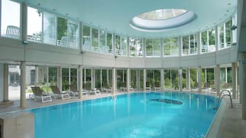 Piscine couverte, chaises longues