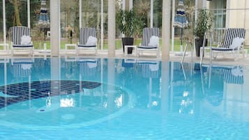 Piscine couverte, chaises longues