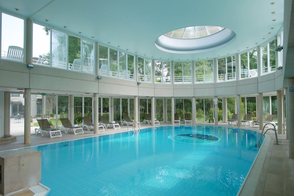 Indoor pool, sun loungers
