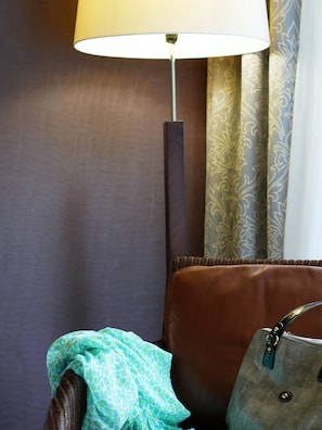 Habitación Premium | Minibar, caja de seguridad en la habitación y escritorio 