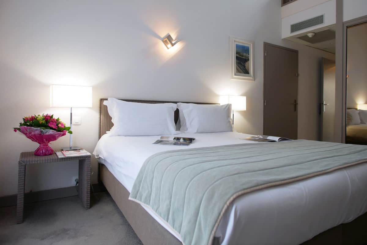 Premium Room, 2 Double Beds | Minibar, in-room safe, desk, soundproofing