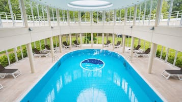 Piscine couverte, chaises longues