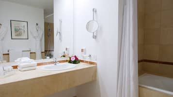 Premium Room | Bathroom | Combined shower/tub, free toiletries, hair dryer, towels