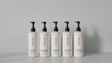 Combined shower/tub, free toiletries, hair dryer, towels